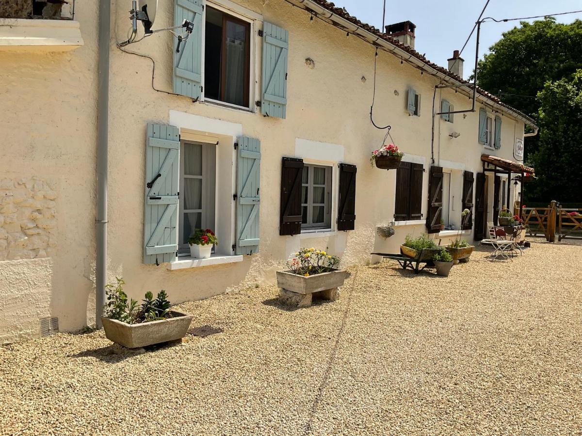 مبيت وإفطار Le Jardin De Rose 24 Feuillebert Romagne 86700 المظهر الخارجي الصورة