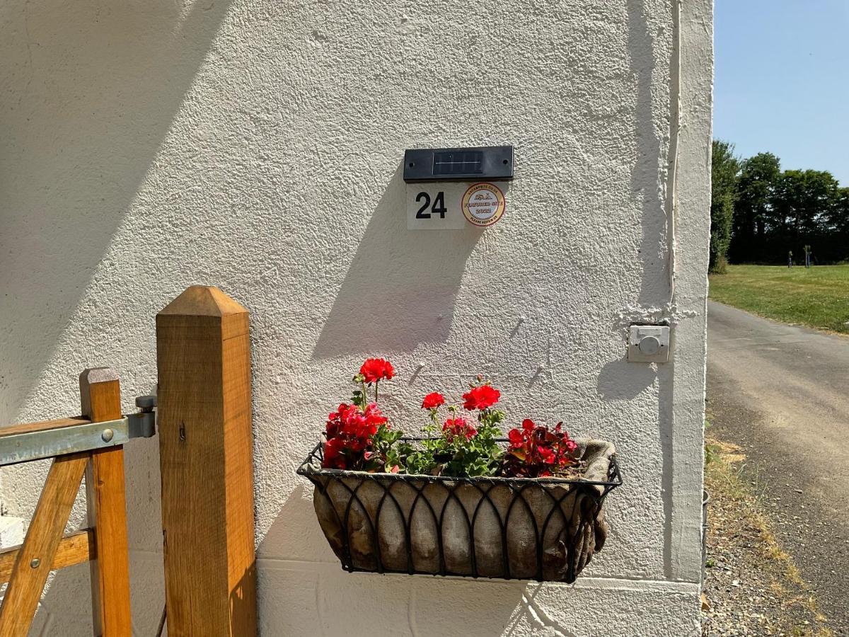 مبيت وإفطار Le Jardin De Rose 24 Feuillebert Romagne 86700 المظهر الخارجي الصورة