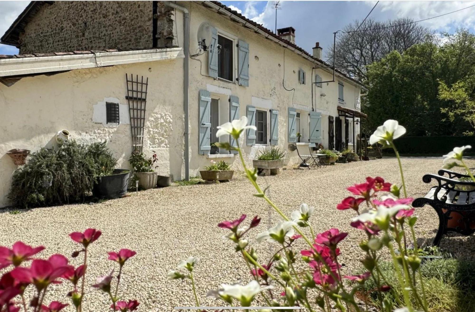 مبيت وإفطار Le Jardin De Rose 24 Feuillebert Romagne 86700 المظهر الخارجي الصورة